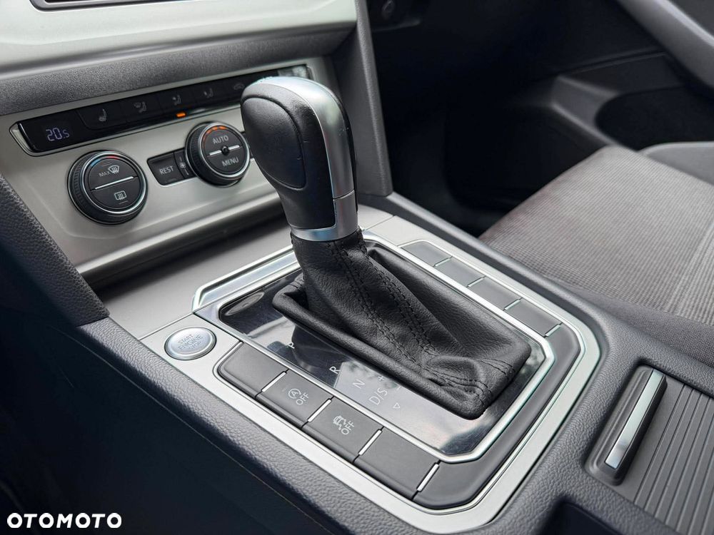 Volkswagen Passat 2.0 TDI SCR DSG Comfortline - 24