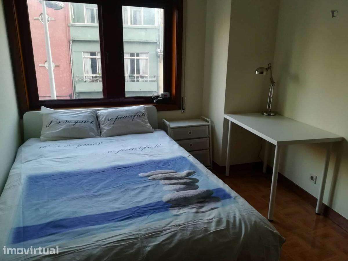 Quarto - localizado em Santo Ildefonso Porto - Grande imagem: 2/6