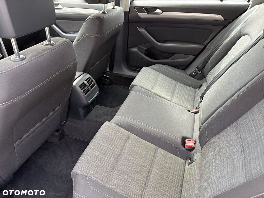 Volkswagen Passat - 31