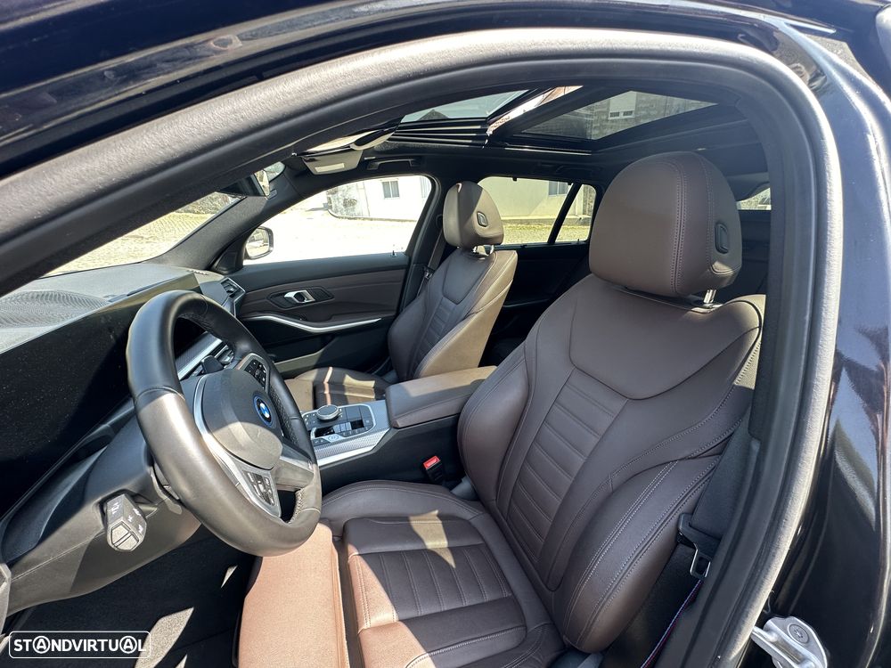 BMW 330 e Pack Desportivo M Pro Auto - 28