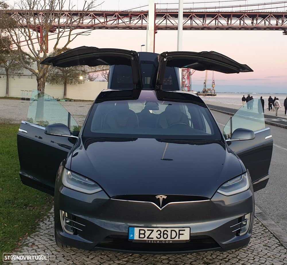 Tesla Model X - 21