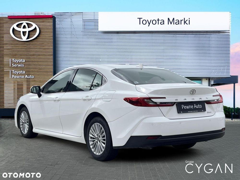Toyota Camry - 4