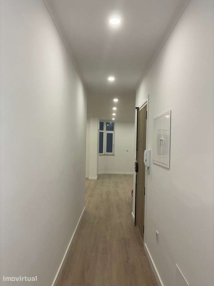 Apartamento Renovado com Vista Rio em Barreiro - Grande imagem: 2/21
