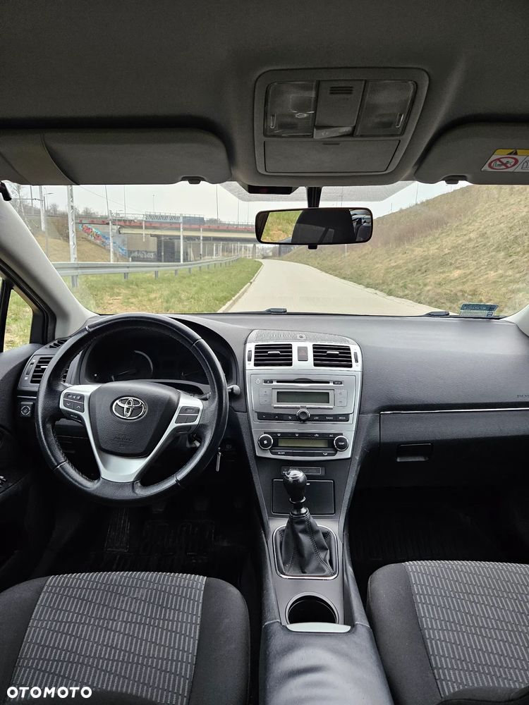 Toyota Avensis 1.8 Active - 10