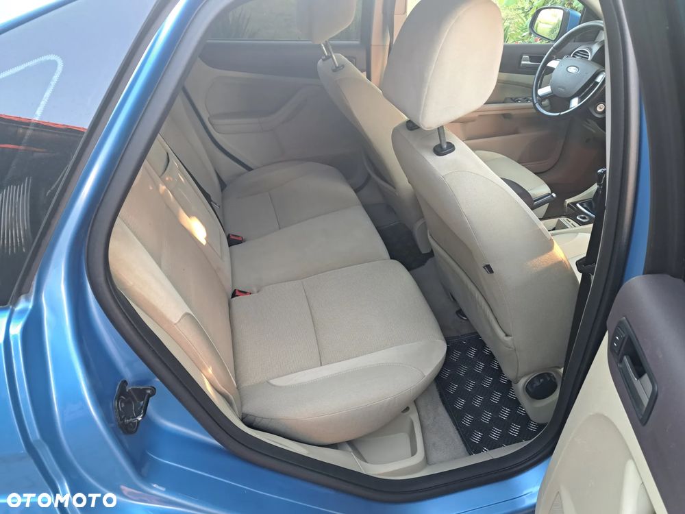 Ford Focus 2.0 Ghia - 8