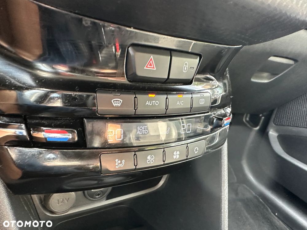 Peugeot 2008 1.2 Pure Tech Active S&S - 19