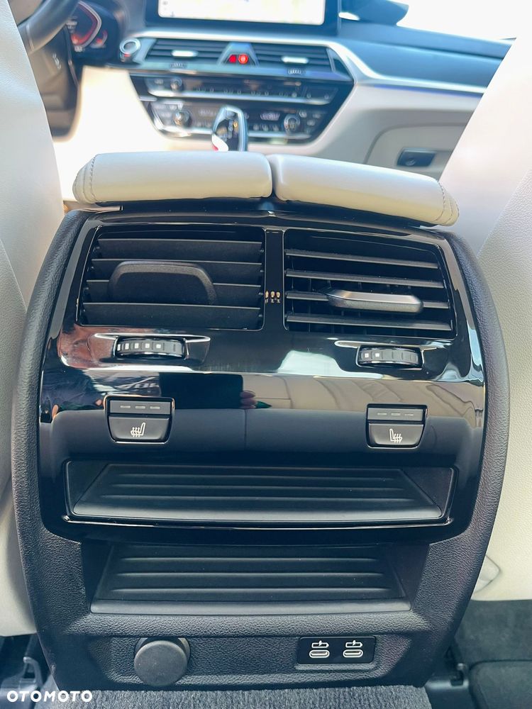 BMW Seria 5 M550i xDrive sport - 13