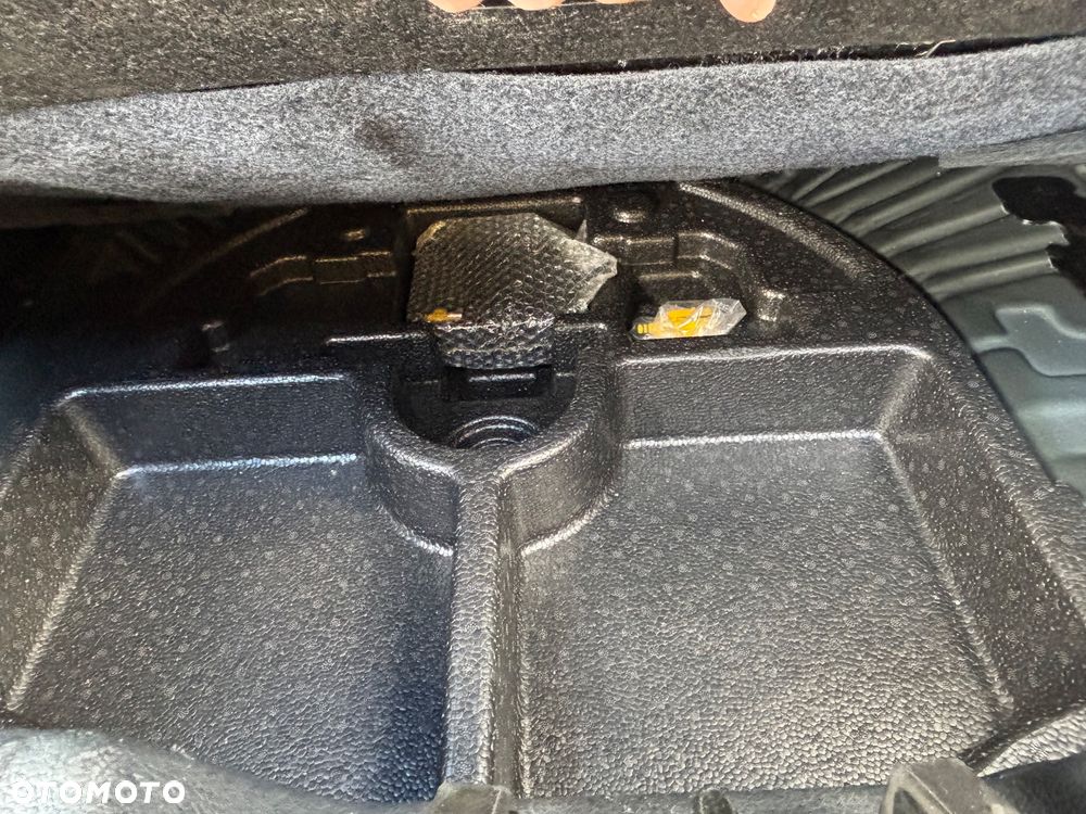 SsangYong/KGM Tivoli e-XGi 160 2WD Black+White - 15