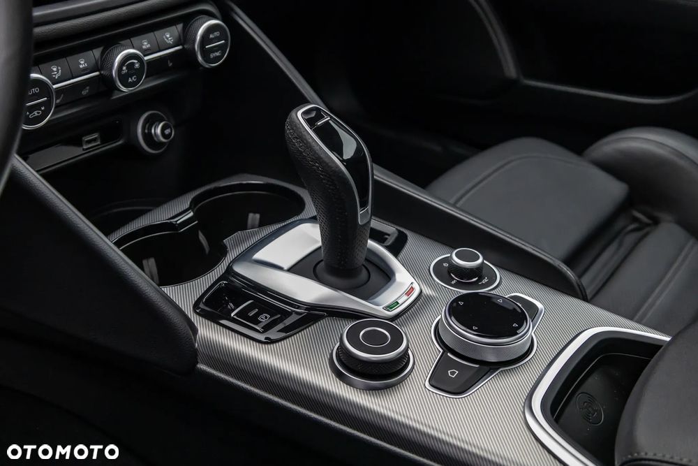 Alfa Romeo Giulia 2.0 Turbo 16V AT8-Q4 Veloce - 13