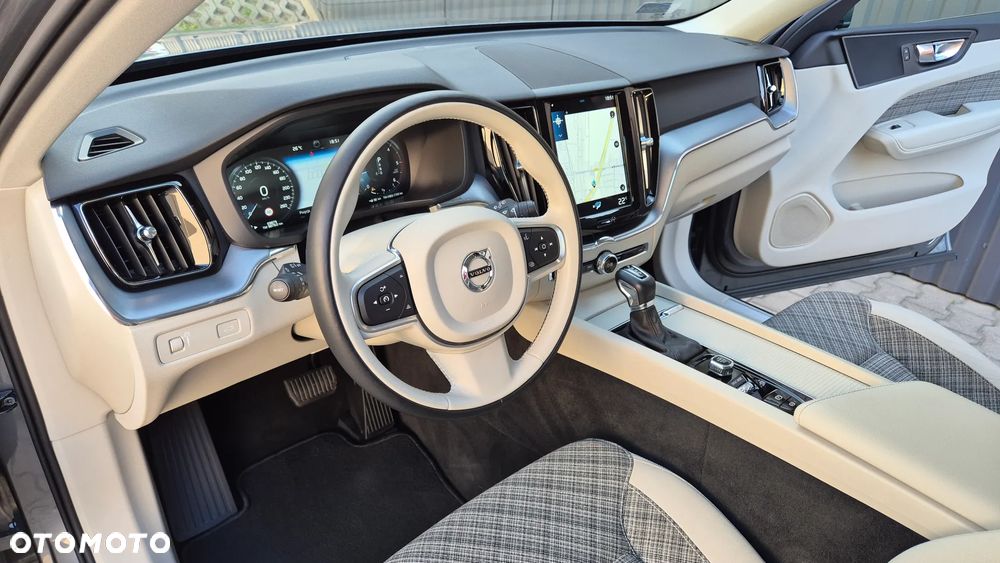 Volvo XC 60 D4 Momentum Pro - 25