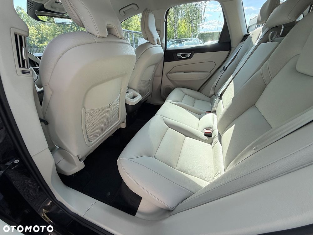Volvo XC 60 B4 B Plus Dark - 23