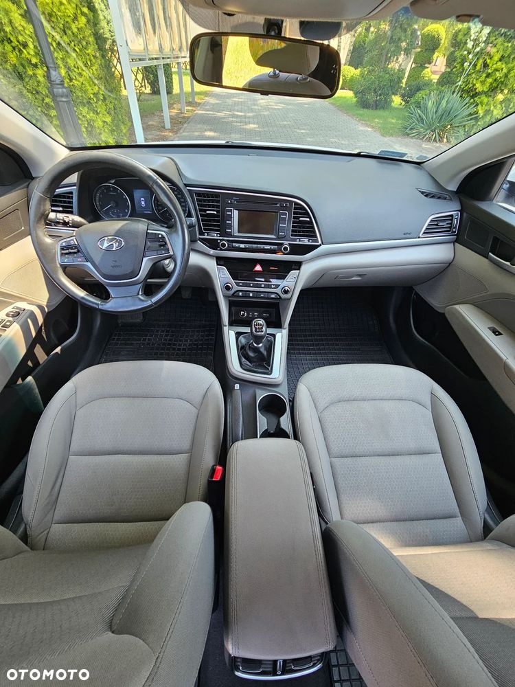 Hyundai Elantra - 16