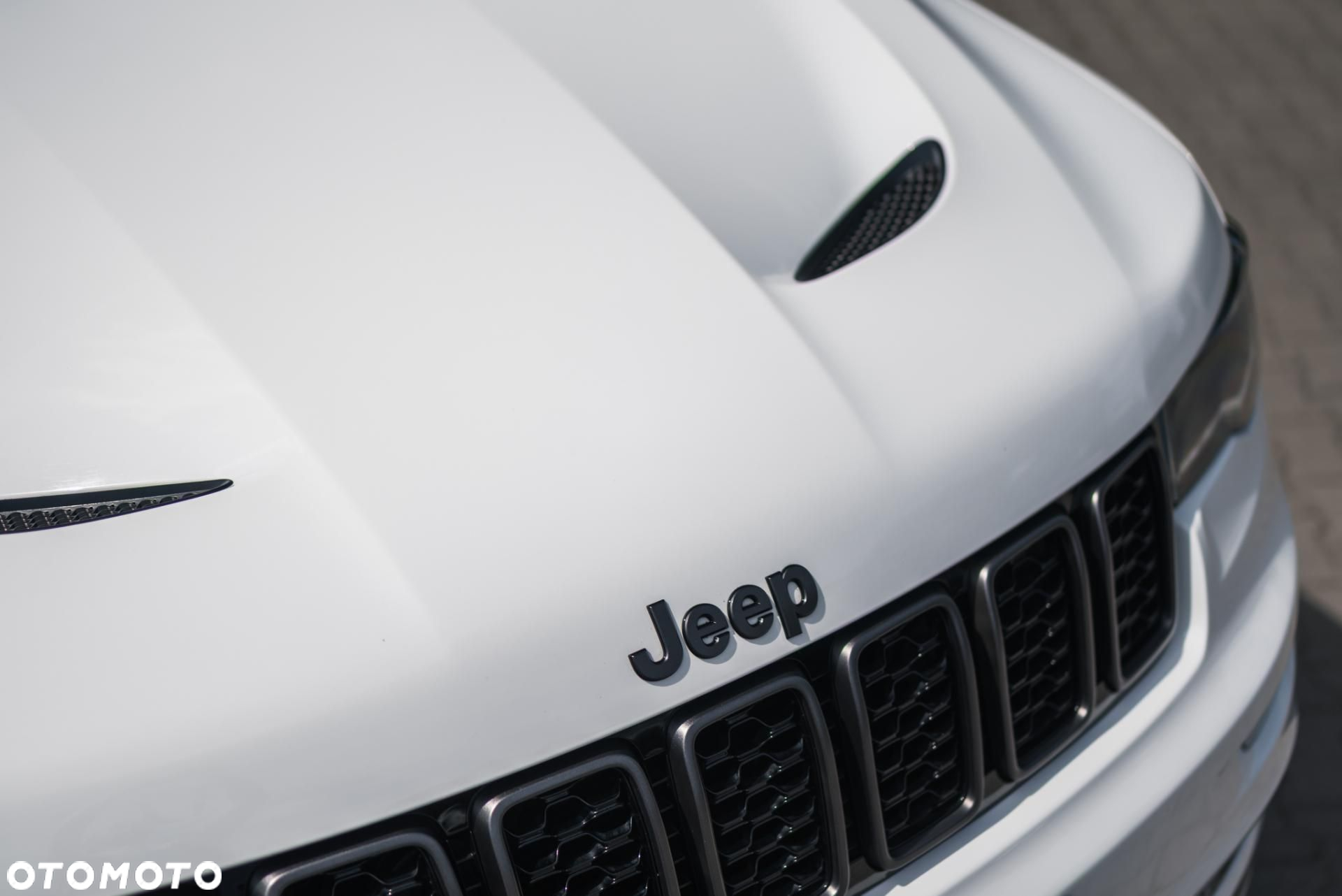 Jeep Grand Cherokee - 38