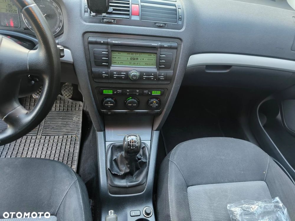 Skoda Octavia 1.6 Combi Ambiente - 19