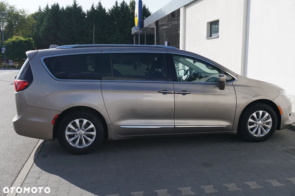 Chrysler Pacifica - 9