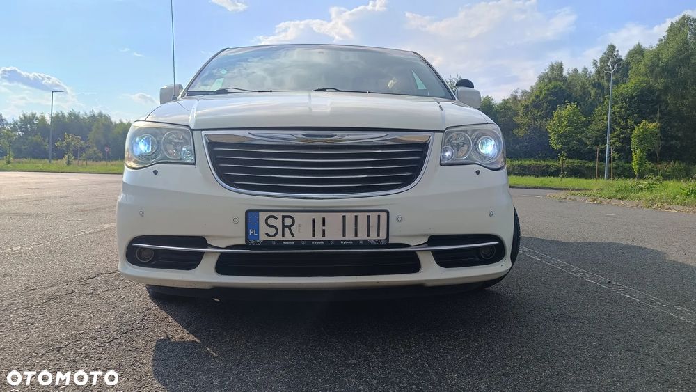 Chrysler Town & Country - 5