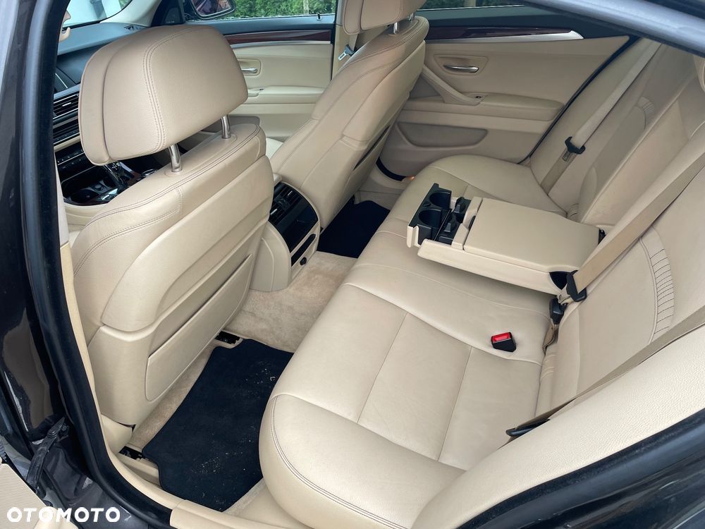 BMW Seria 5 550i - 8