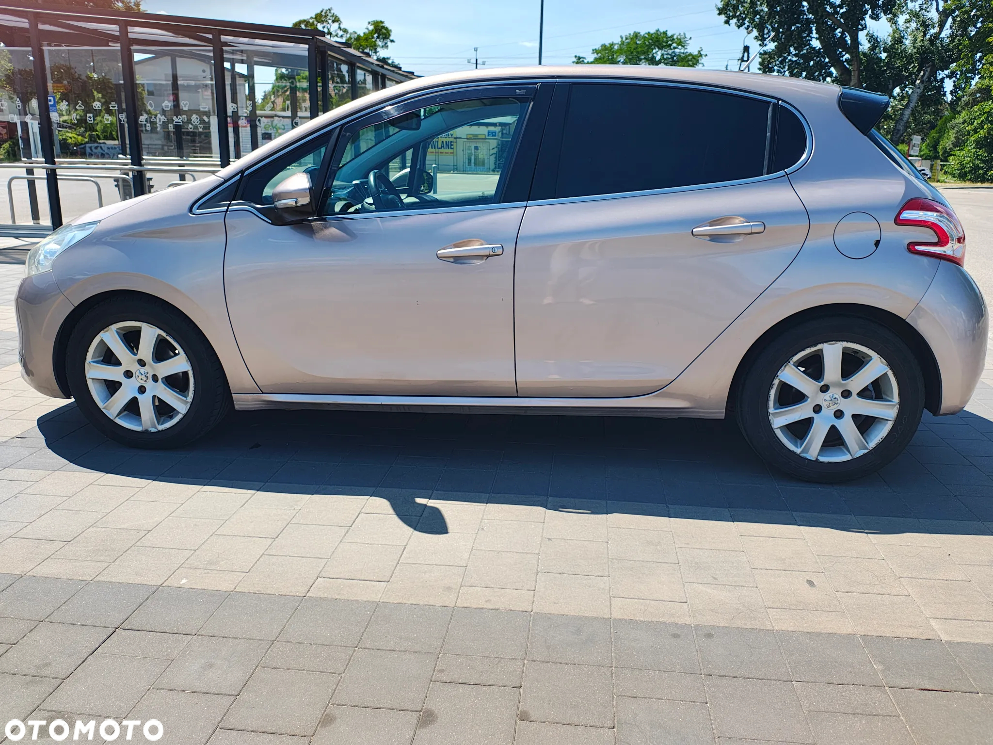 Peugeot 208 - 12