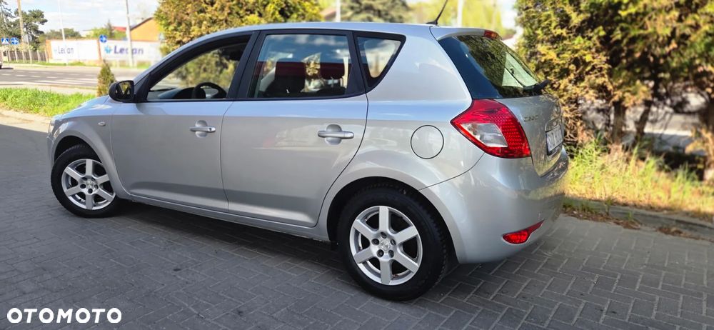 Kia Ceed 1.4 CVVT Dream-Team Edition - 9