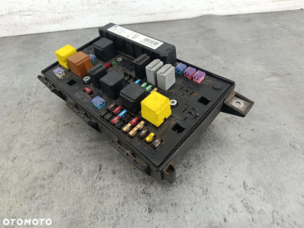 SKRZYNKA BEZPIECZNIKÓW ZEWNĘTRZNA OPEL ASTRA H 13268303 5DK008668-09  HELLA - 4