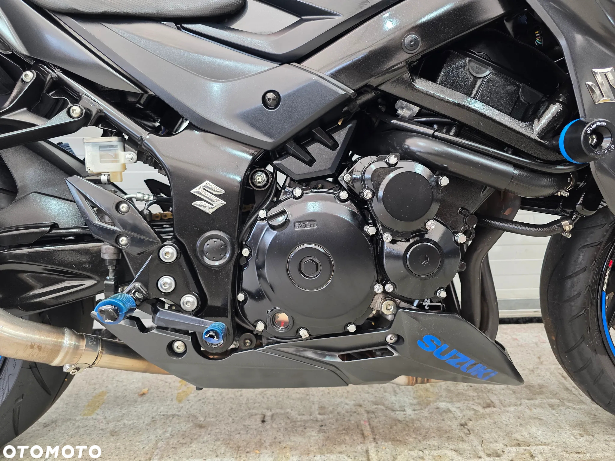 Suzuki GSX - 13