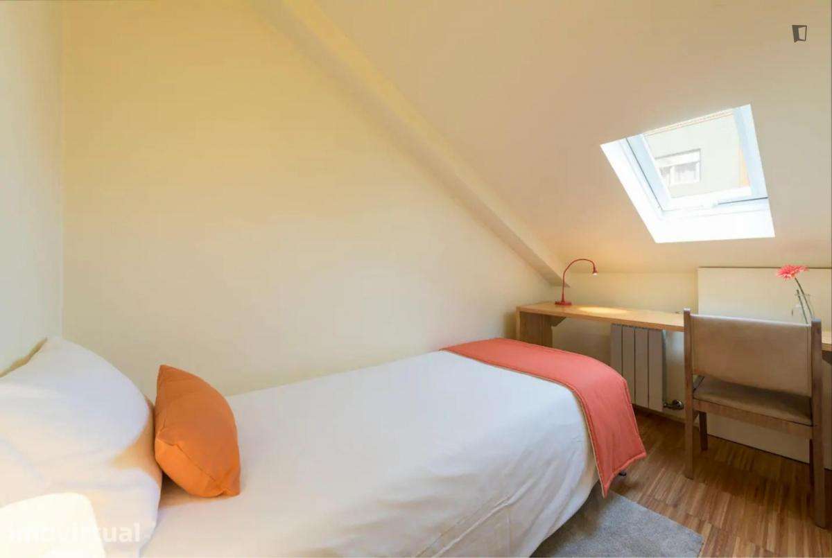 Quarto - localizado em Santo Ildefonso Porto - Grande imagem: 3/17