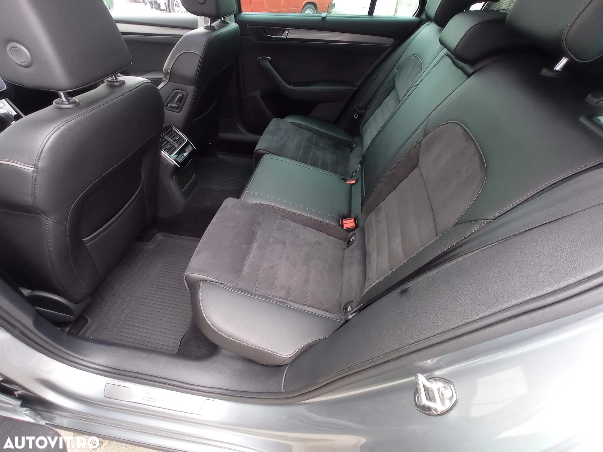 Skoda Superb Combi 2.0 TDI 4X4 DSG Scout - 18
