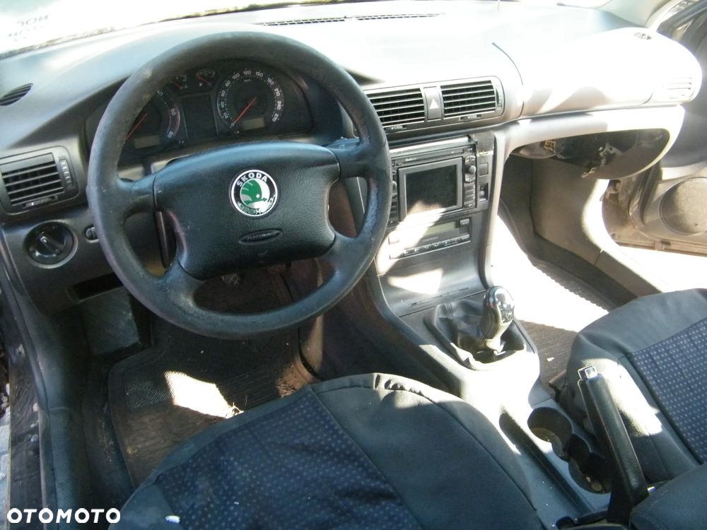 Skoda Superb I (02-05r.) 1.9 TDI 100KM. Silnik AVB Skrzynia EEN lakier LF7R. Cały na części. GWARANCJA !!!  Przód Tył Zestaw Komplet Drzwi Klapa Zderzak Błotnik Maska Grill Atrapa Szyba Pas Lampa Lusterko Boczki Fotel Kanapa Kokpit Deska Rozdzielcza Przełącznik Włącznik Sterownik Przewody Wiązka Instalacja Moduł Komputer Czujnik Listwa Pompa Alternator Wtryski Głowica Rozrusznik Kompresor Sprzęgło Dwumas Silnik Skrzynia ABS Klimatyzacji Paliwa Wspomagania Kolektor Turbina Przepustnica Zawór Chłodnica Koło Hak Belka Sanki Zawieszenie Mcpherson Półoś Amortyzator Wydech Tłumik Zacisk Most - 10