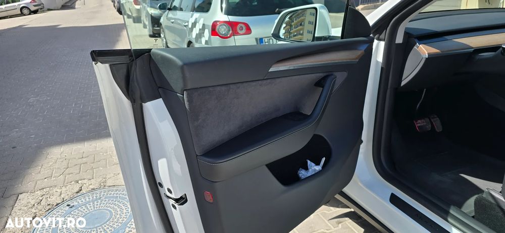 Tesla Model Y - 10