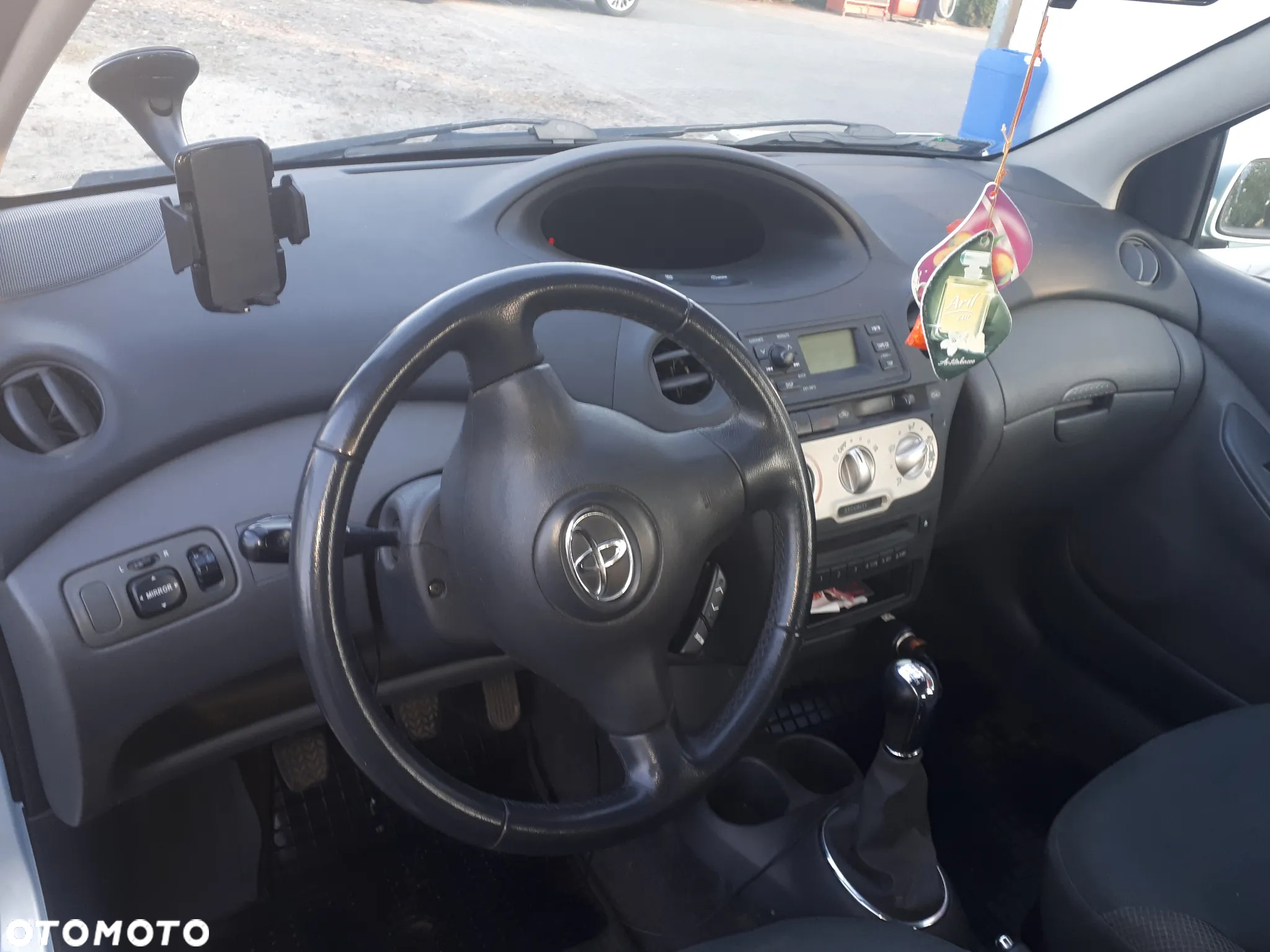 Toyota Yaris 1.3 - 17