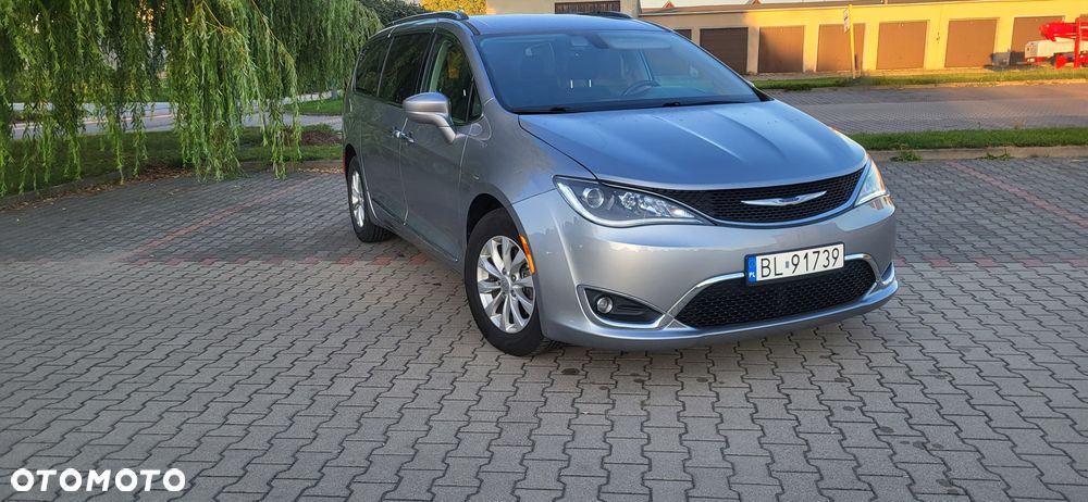 Chrysler Pacifica 2018 photo 2