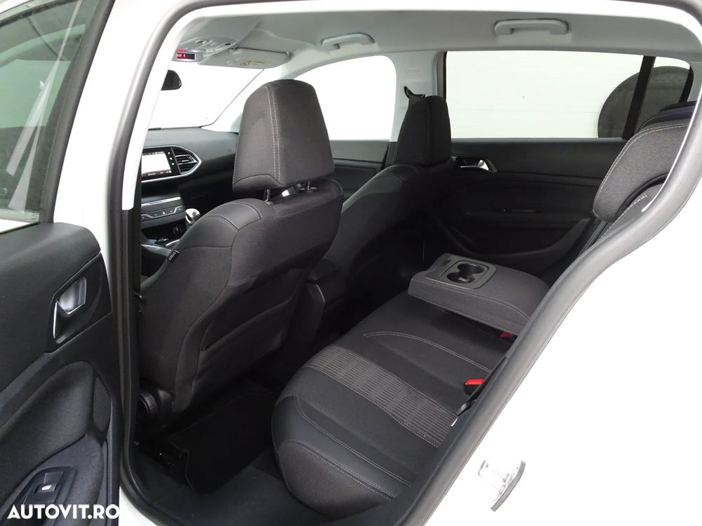 Peugeot 308 1.2 L PureTech Turbo S&S Allure - 12