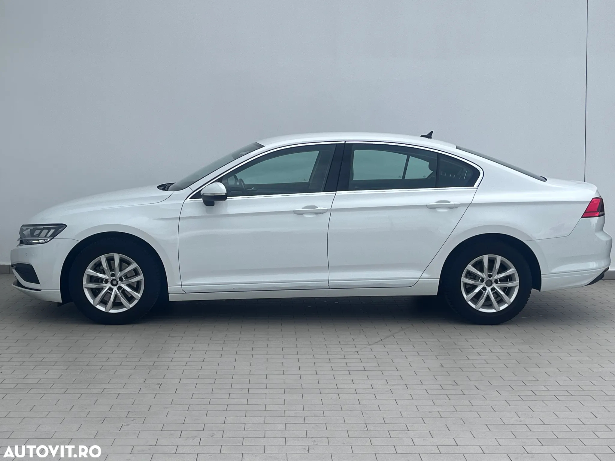 Volkswagen Passat 1.6 TDI DSG Comfortline - 3