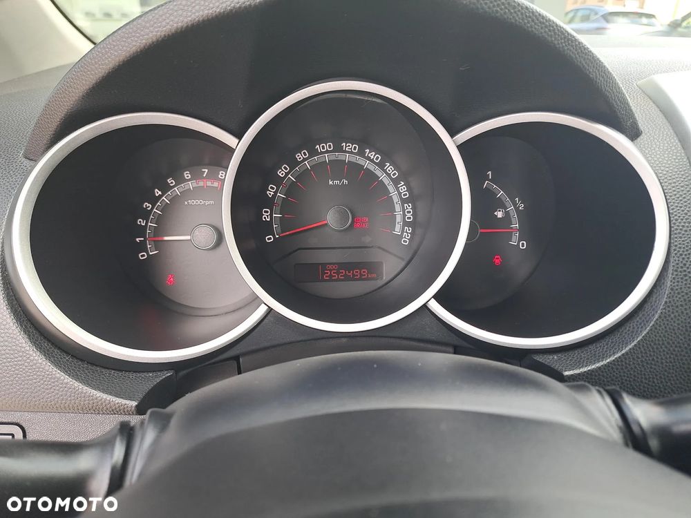 Kia Venga 1.6 L - 12