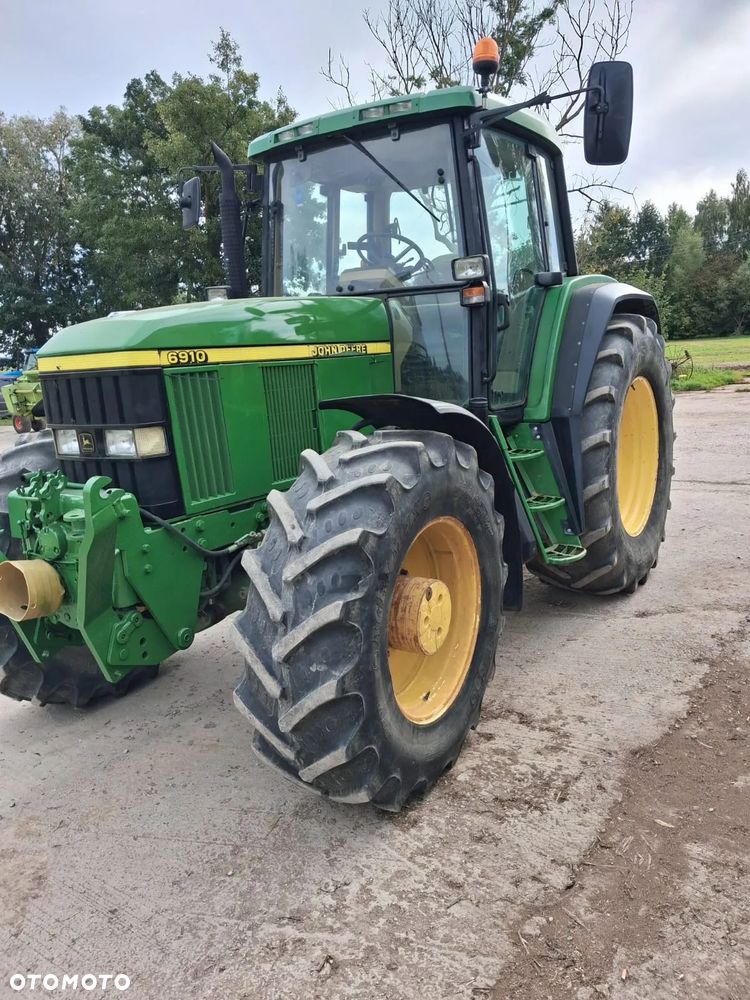 John Deere 6910