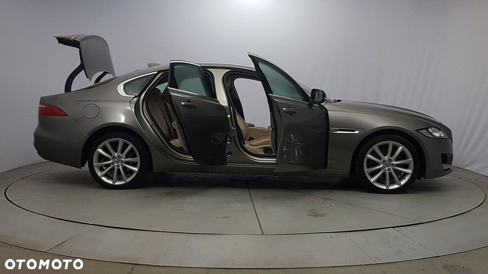 Jaguar XF - 12