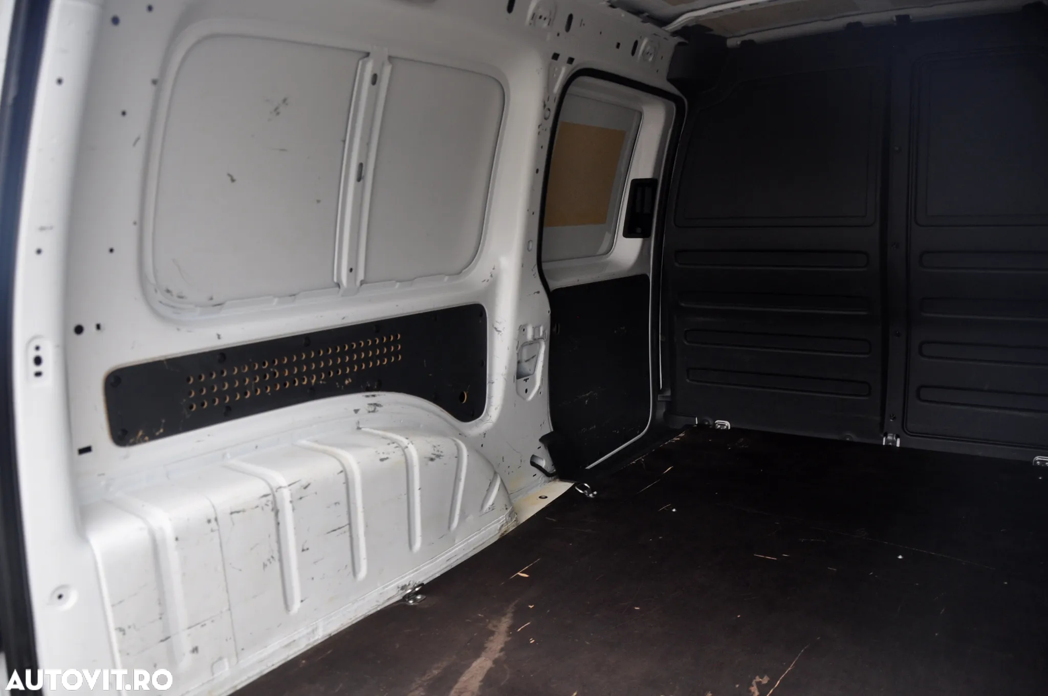 Volkswagen Caddy L2H1 Van - 10