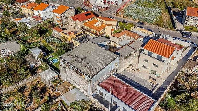 Moradia T3 enorme com armazéns, salões. - Grande imagem: 2/11