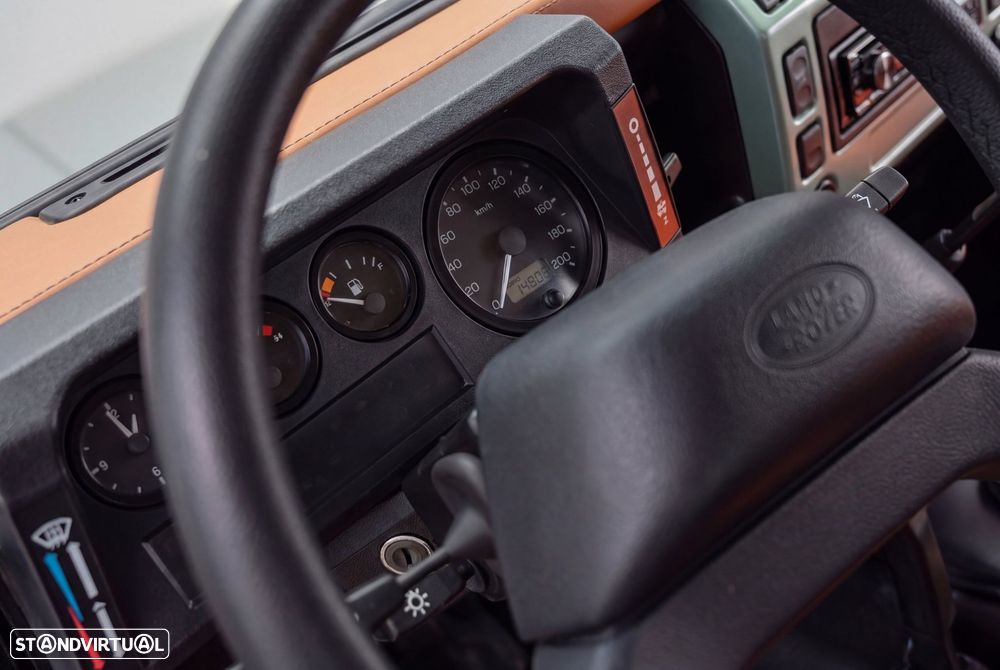 Land Rover Defender - 33