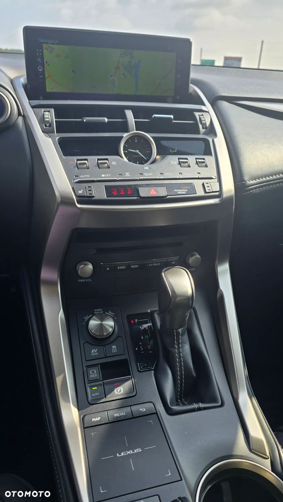 Lexus NX 300h F Impression AWD - 32