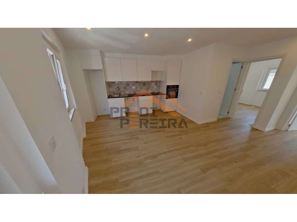 T2, totalmente remodelado, situado no Forte da Casa. - Grande imagem: 3/24