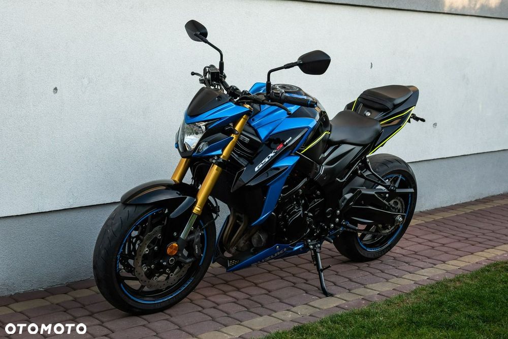 Suzuki GSX - 6