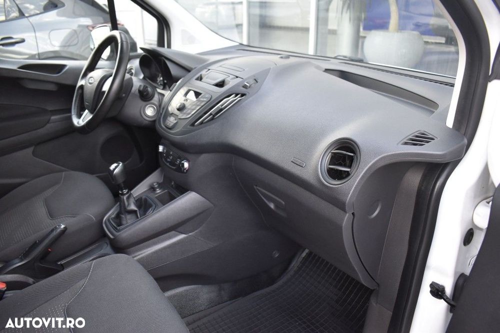 Ford Transit Courier - 31