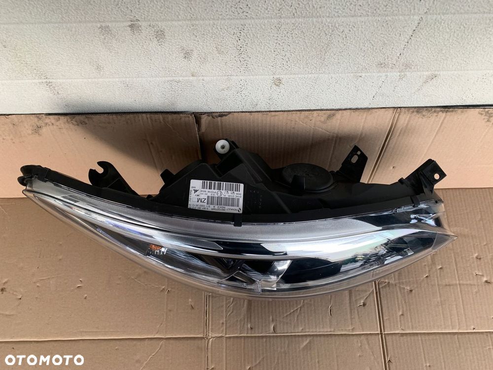 Lampa prawa przednia RENAULT CAPTUR I 1 - 4