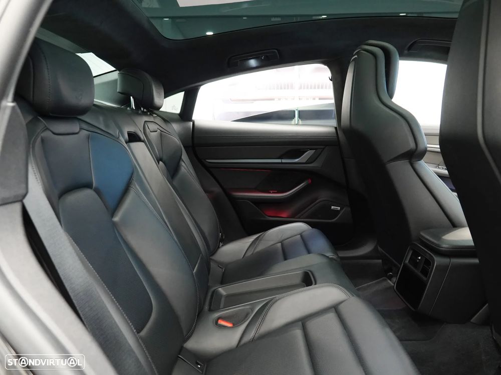 Porsche Taycan Turbo S - 32
