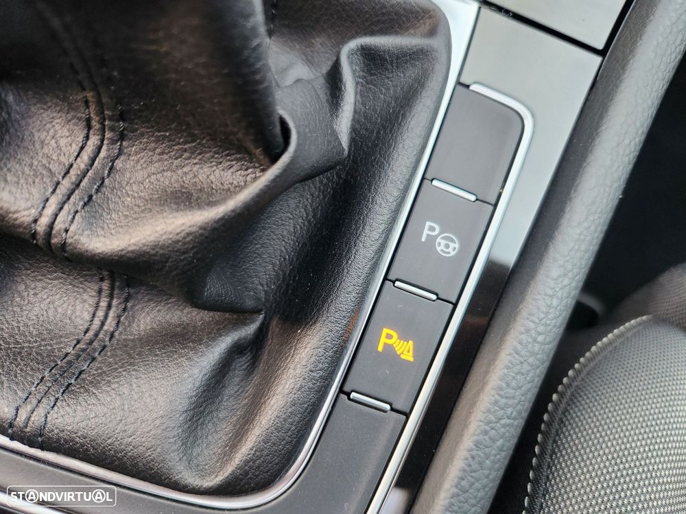 VW Golf 2.0 TDI BlueMotion Edition - 32