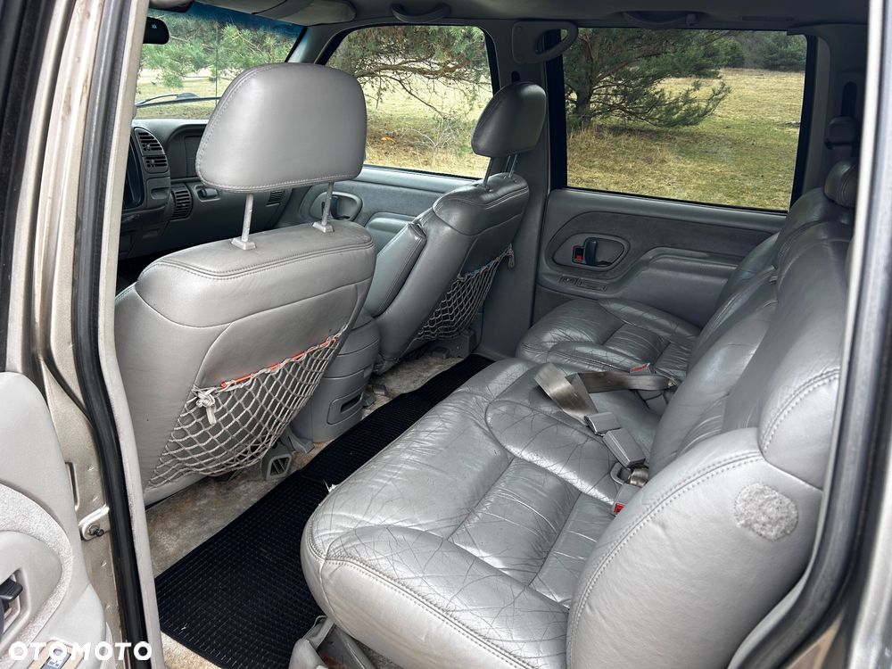 Chevrolet Suburban - 14
