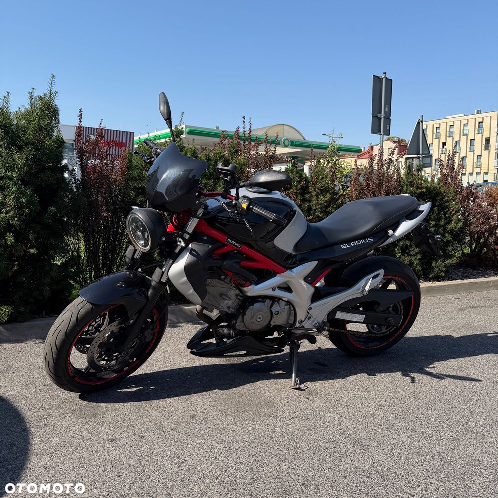 Suzuki Gladius - 1