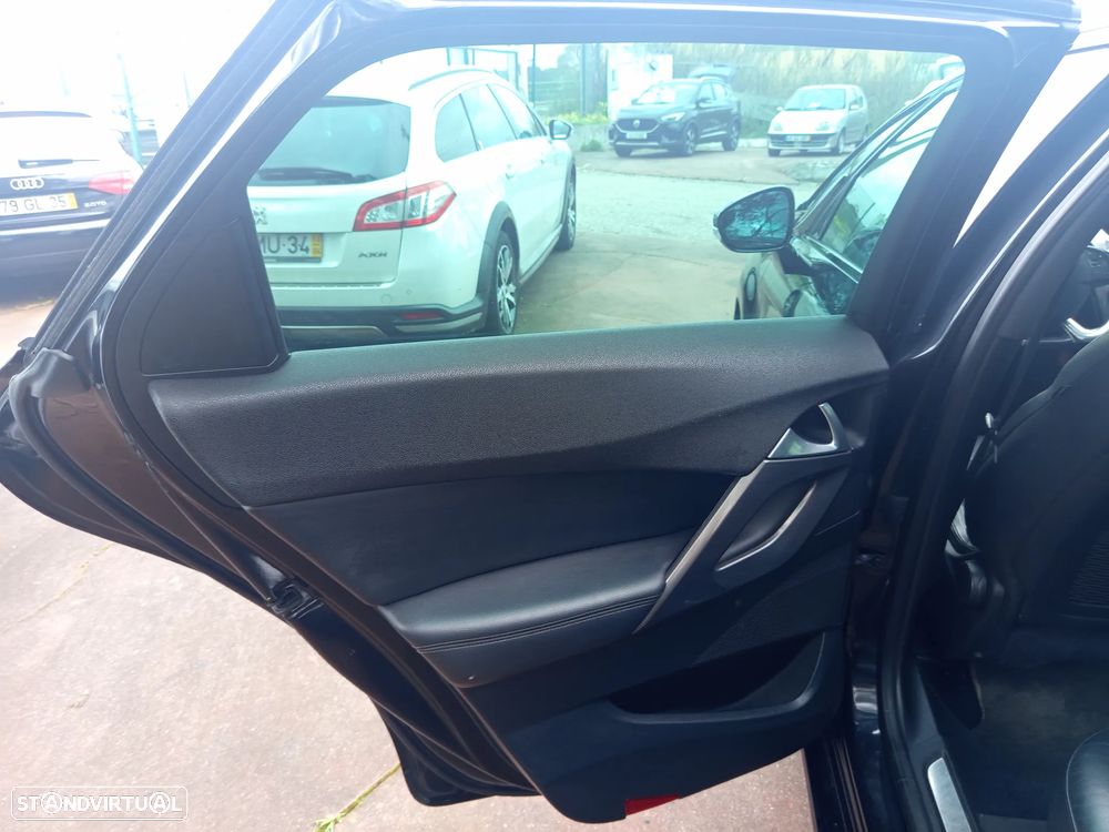 Citroën DS5 e-HDi 115 EGS6 SoChic - 25