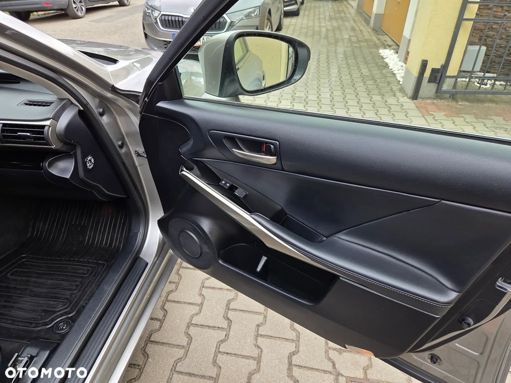 Lexus IS 300h Business Edition - 26